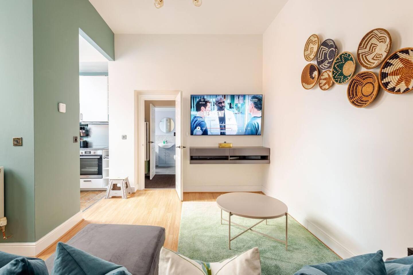Stylish Flat In Central Location With Free Parking Swindon Eksteriør billede
