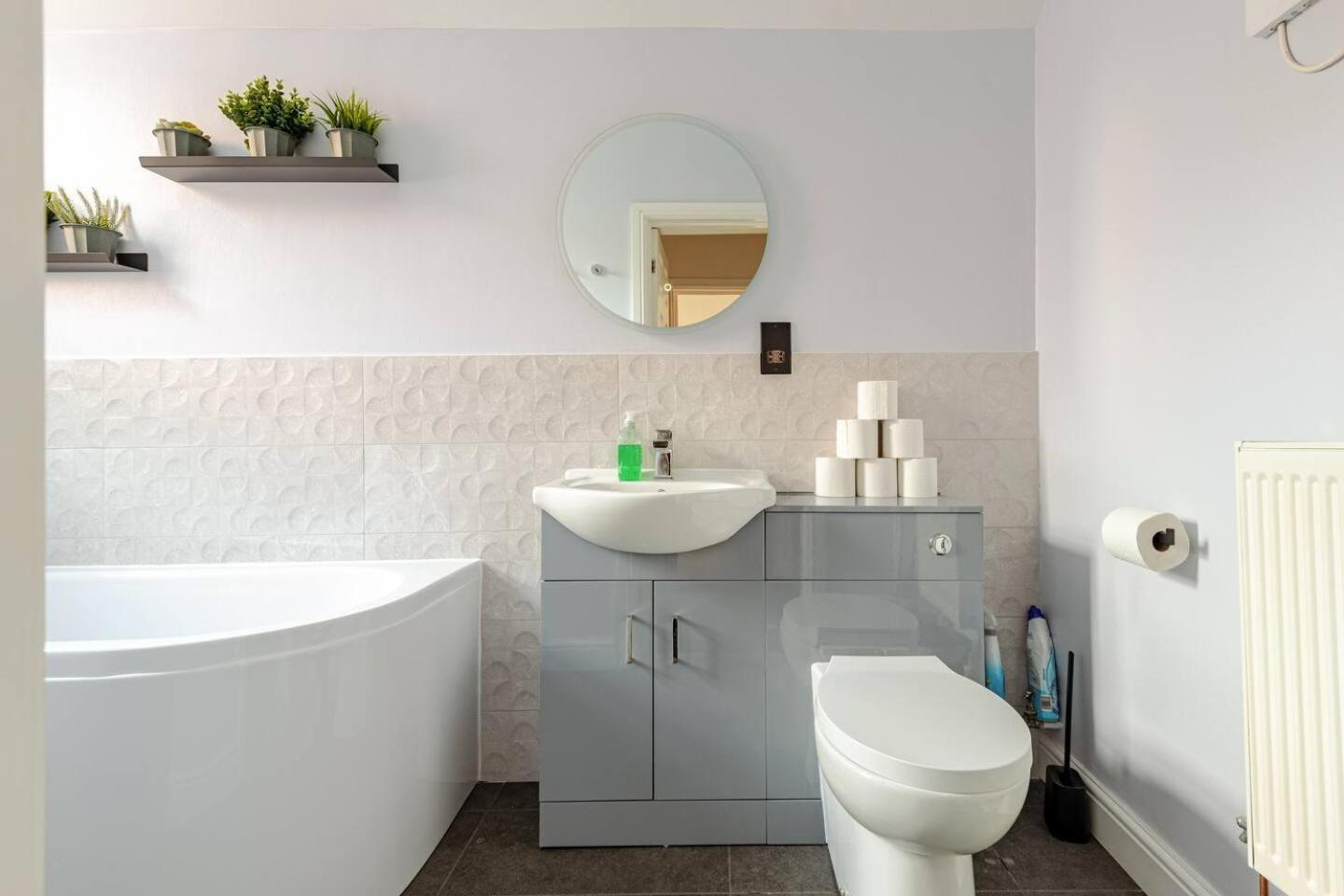 Stylish Flat In Central Location With Free Parking Swindon Eksteriør billede