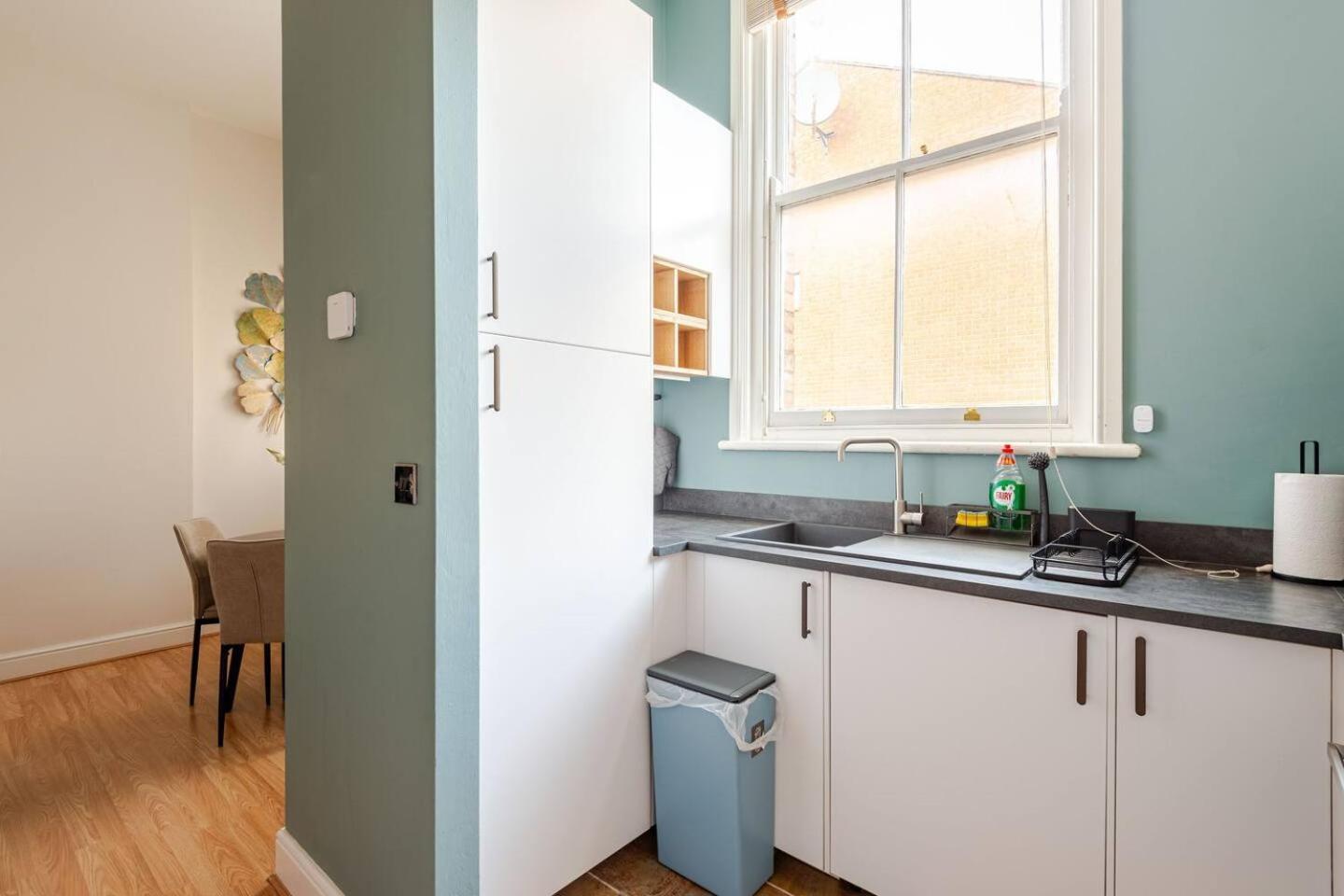 Stylish Flat In Central Location With Free Parking Swindon Eksteriør billede