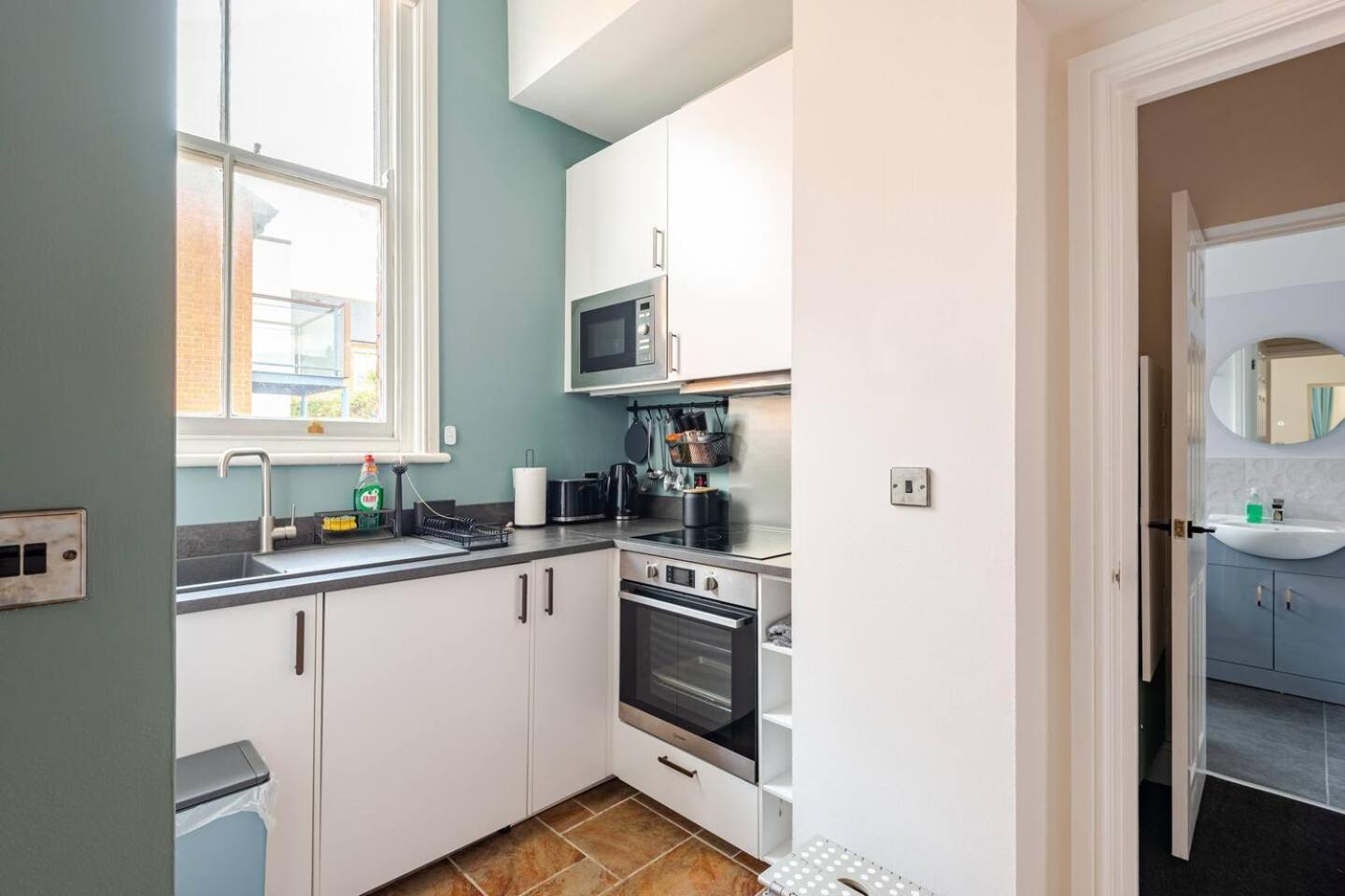 Stylish Flat In Central Location With Free Parking Swindon Eksteriør billede