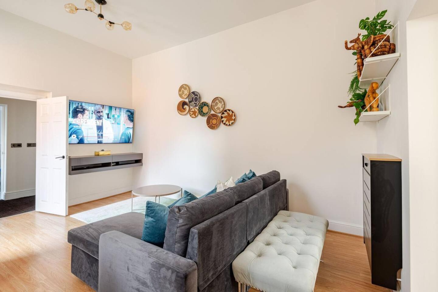 Stylish Flat In Central Location With Free Parking Swindon Eksteriør billede