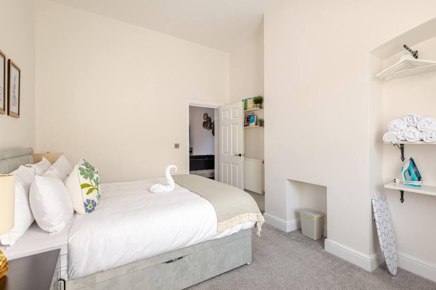 Stylish Flat In Central Location With Free Parking Swindon Eksteriør billede
