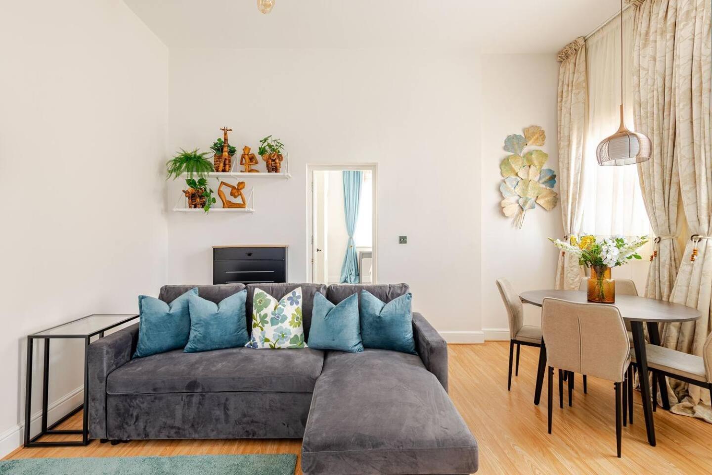 Stylish Flat In Central Location With Free Parking Swindon Eksteriør billede