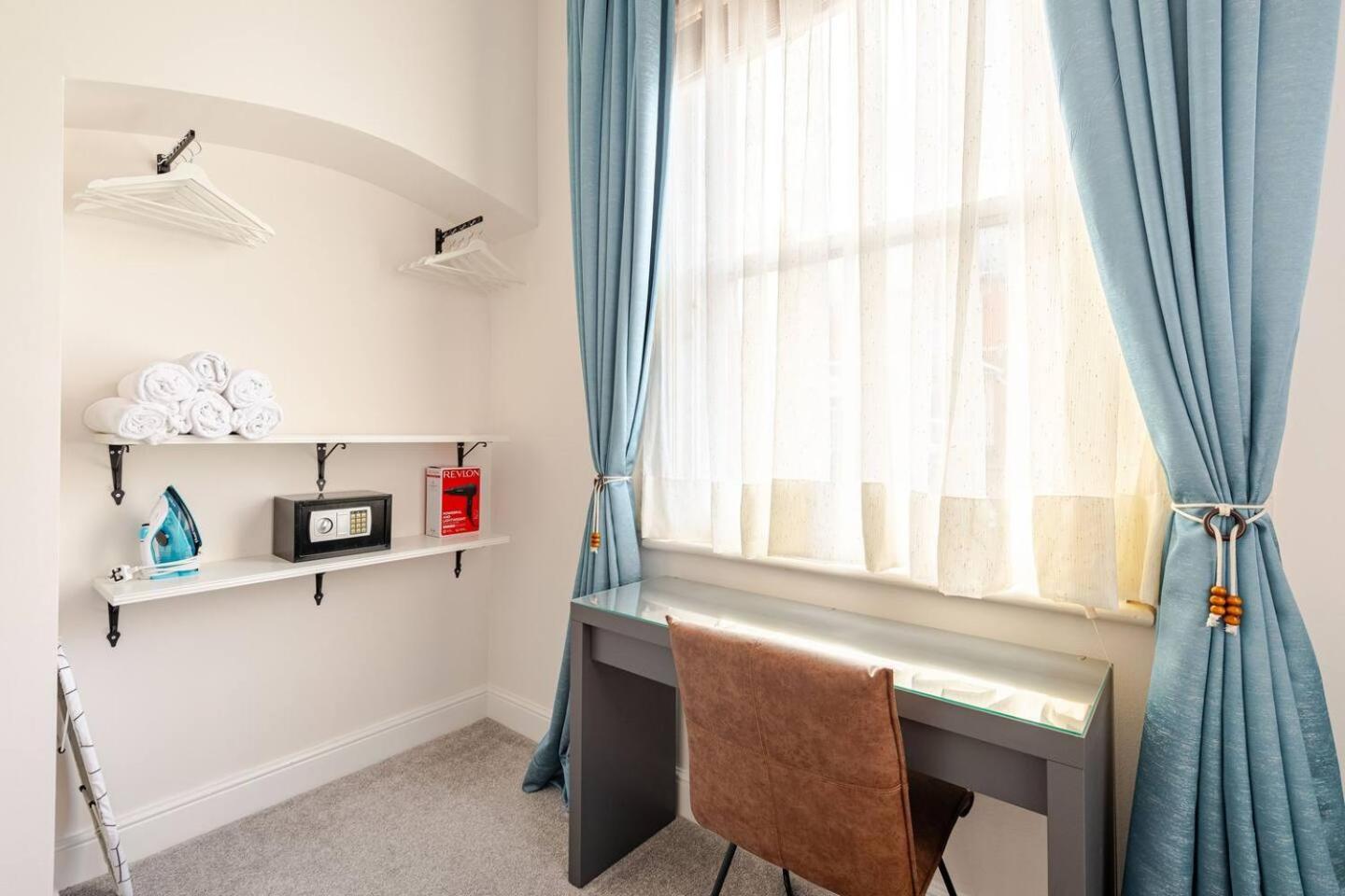 Stylish Flat In Central Location With Free Parking Swindon Eksteriør billede