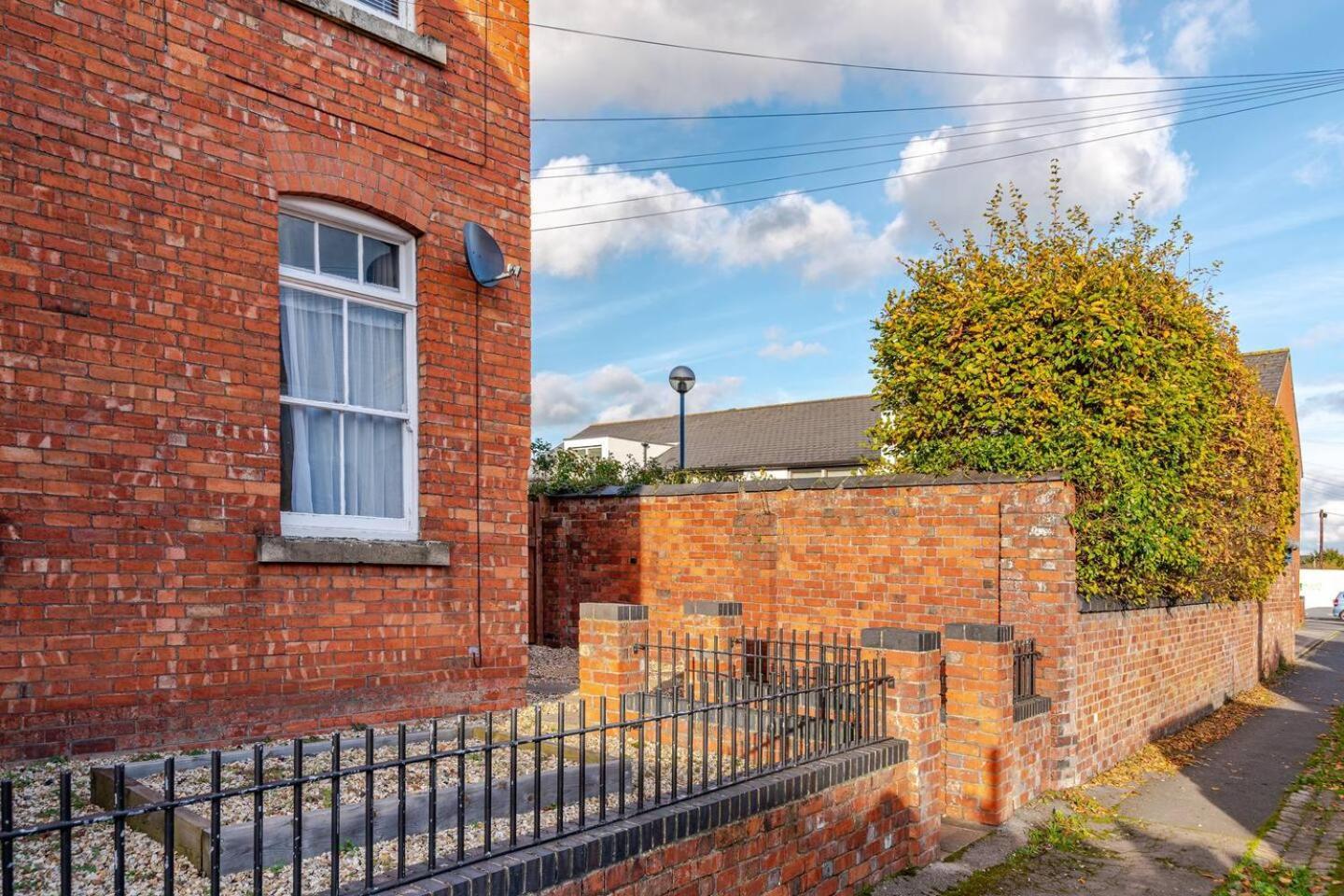 Stylish Flat In Central Location With Free Parking Swindon Eksteriør billede