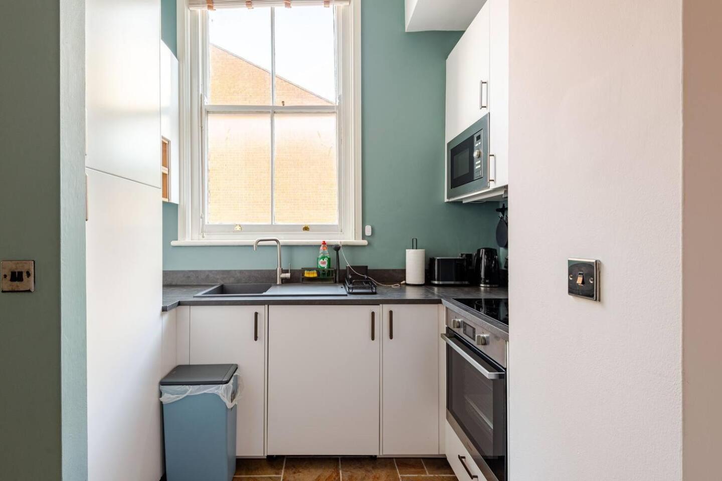 Stylish Flat In Central Location With Free Parking Swindon Eksteriør billede