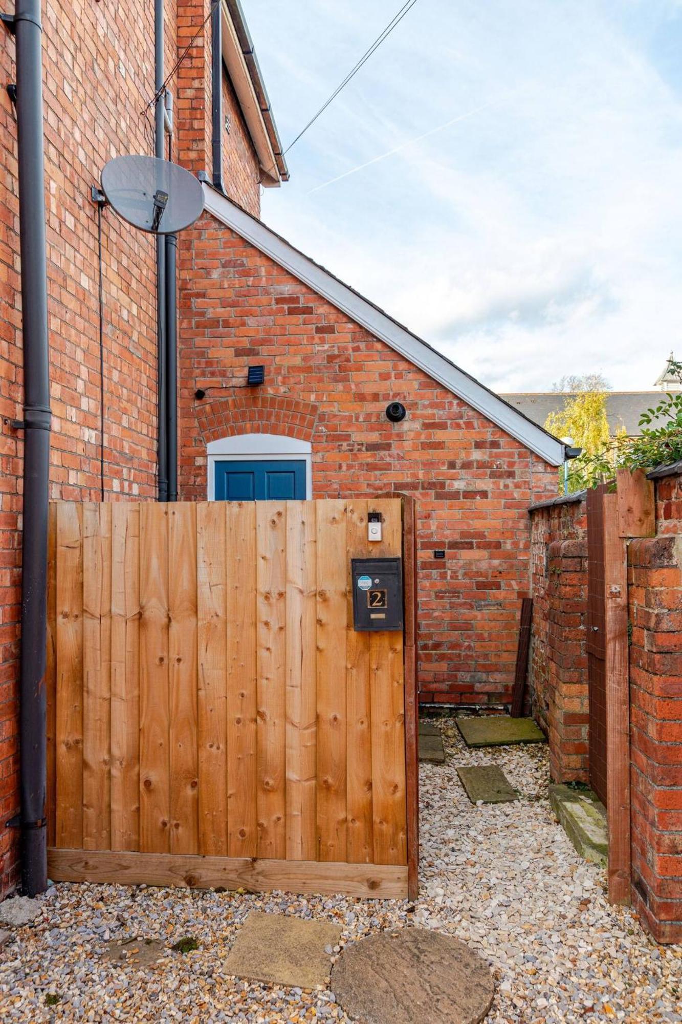 Stylish Flat In Central Location With Free Parking Swindon Eksteriør billede