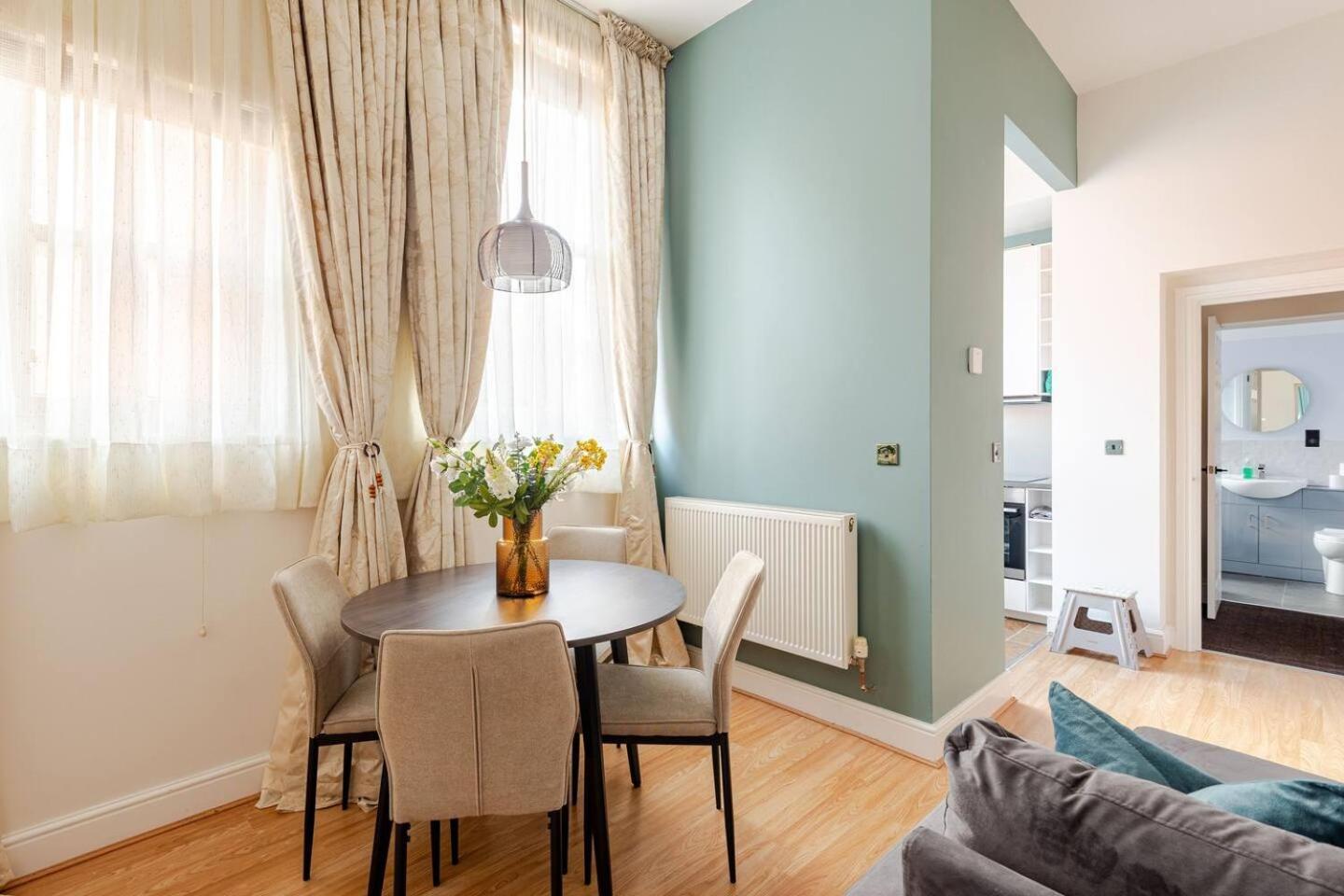 Stylish Flat In Central Location With Free Parking Swindon Eksteriør billede
